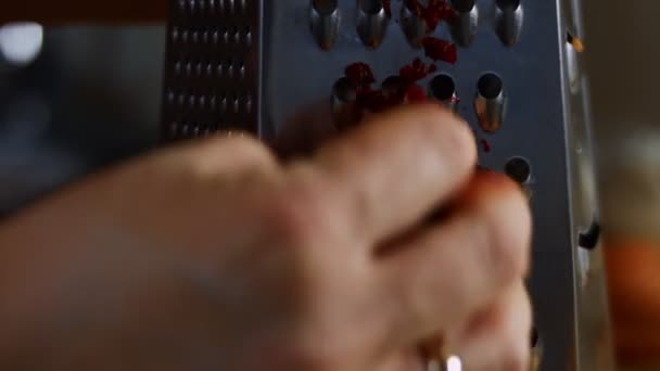 Жіноча рука натирає буряк на тертці, домашнє приготування їжі. відео 4K — стокове відео