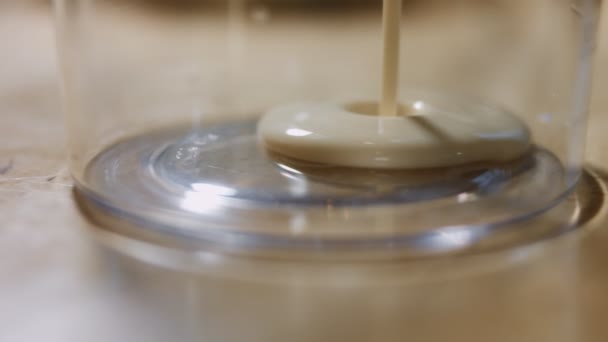 Ρίχνουμε το μείγμα σε ένα ποτήρι. Διαδικασία παρασκευής τηγανίτας. Βίντεο 4K — Αρχείο Βίντεο