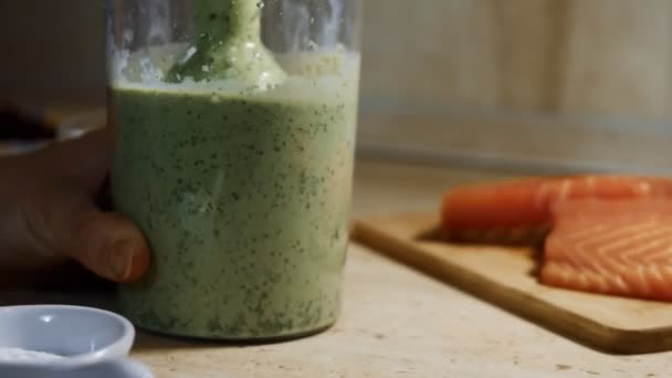 Pfannkuchenteig und frische Spinatblätter mit dem Stabmixer verrühren. Prozess der Zubereitung von bunten Pfannkuchen. 4K-Video. Zeitraffer — Stockvideo