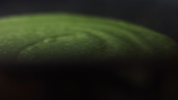 Cozinhar panquecas de massa de panqueca verde em uma panela. Processo de preparação de panquecas coloridas. Vídeo 4K, macro — Vídeo de Stock