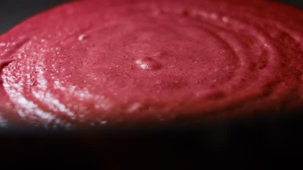 팬에 빨간 팬케이크 반죽을 넣어 요리하는 것. 다채 로운 팬케이크를 만드는 과정. 4K 비디오, 매크로 — 비디오