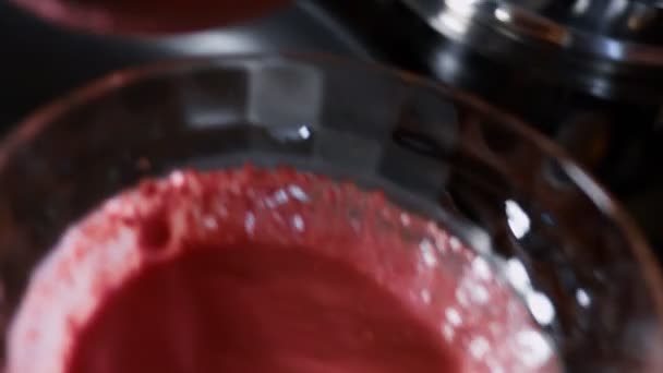 요리 팬케이크를 만들기 위해 팬에 빨간 팬케이크 반죽을 넣어 먹는다. 다채 로운 팬케이크를 만드는 과정. 4K 비디오, 탑 뷰 — 비디오