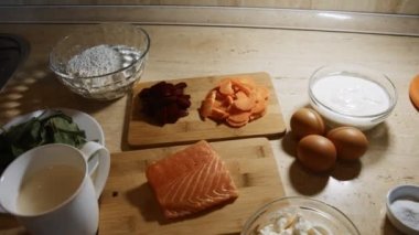 İnce, renkli krepler. Krem peynirli ve somon dolgulu kırmızı, sarı ve yeşil krep hazırlamak için en iyi malzeme. 4K video.