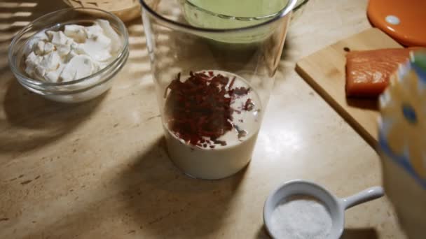 Aggiungere la barbabietola strofinata alla pastella di pancake in un bicchiere prima di mescolare gli ingredienti con un frullatore a mano. Processo di preparazione di frittelle colorate. Video 4K — Video Stock