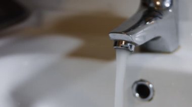 Cep telefonu ekranı bir lavabonun içinde suyun altında. Cep telefonu ekranını su direnci için test ediyorum. 4K video