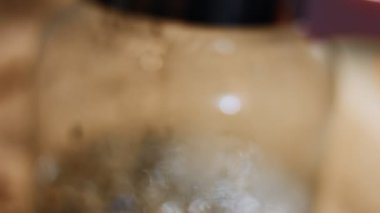 Sıcak çay katılmış şeffaf bir çaydanlıktan buhar geliyor. Sri Lanka 'dan gelen aromatik ve rahatlatıcı çay hazırlanıyor. Sağlıklı yaşam tarzı kavramı. 4K video