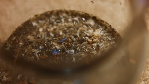 Close-up άποψη των αρωματικών και χαλαρωτικό έγχυση του τσαγιού από τη Σρι Λάνκα σε μια διαφανή τσαγιέρα. Υγιεινός τρόπος ζωής. Βίντεο 4K — Αρχείο Βίντεο