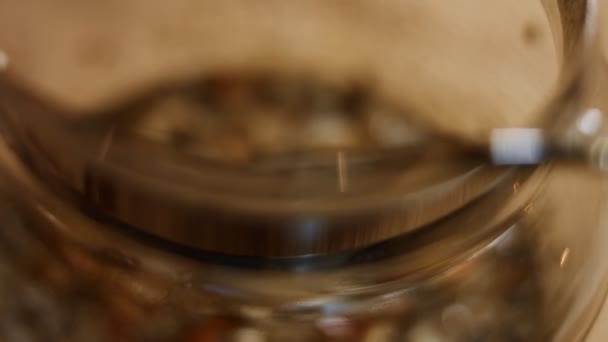 Vue macro de l'infusion aromatique et relaxante de thé du Sri Lanka dans une théière transparente. Concept de mode de vie sain. Vidéo 4K — Video