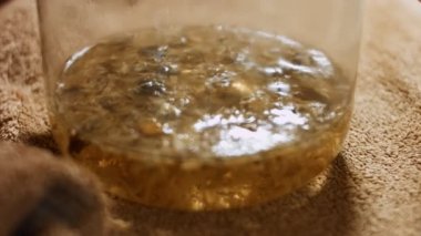 Bitkisel terapi olarak şeffaf bir çaydanlıkta kadife çiçeği aromatik karışımı. Sağlıklı yaşam tarzı kavramı. 4K video