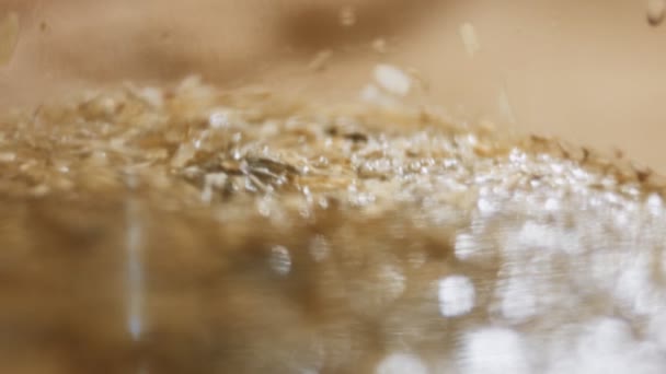 从宏观上看透明茶壶中的金银花芳香灌浆作为草药疗法.健康的生活方式概念。4K视频. — 图库视频影像