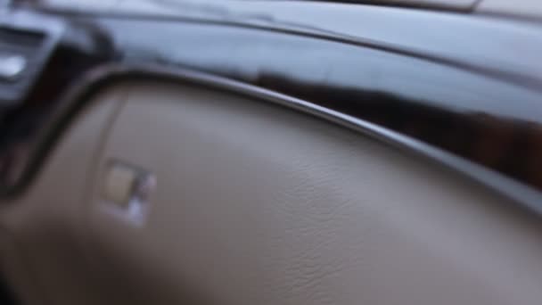 Närbild av hand justera luftkonditioneringen knappen i bilen. Man som använder bil luftkonditioneringssystem. Dubbel klimatkontroll i bilen. Lyxig bilinredning. 4K-video — Stockvideo