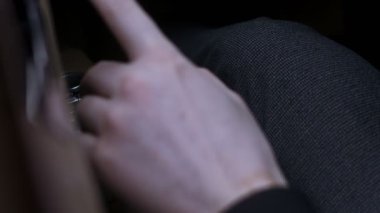 Kolluktaki el, arabanın kapısındaki elektrikli yükseltme mekanizmasının düğmelerine basar. Lüks araba iç mekanı. - Yakın çekim. 4K video