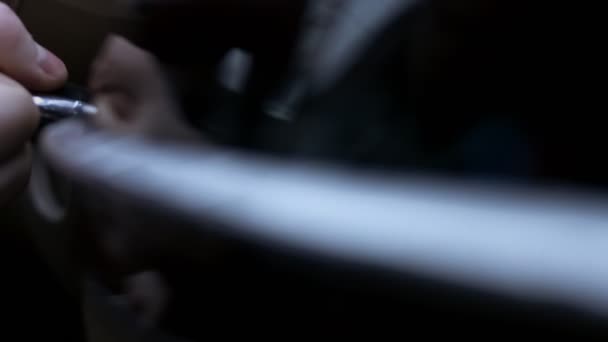 Close-up de uma mão masculina iniciando seu carro com uma chave. Interior de carro de luxo. Vídeo 4K — Vídeo de Stock