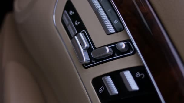 用控制按钮对汽车内的电椅座进行调整的近景。室内门座调整按钮开关.4K视频 — 图库视频影像