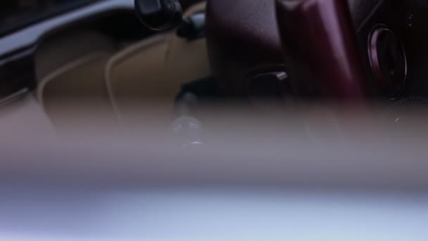 Чоловіча рука використовує склоочисник і управління пральною машиною в машині. Розкішний автомобільний інтер'єр. відео 4K — стокове відео