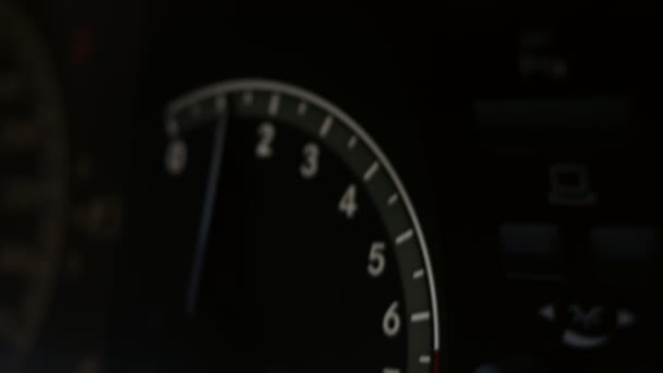 Κοντινό πλάνο του μετρητή ταχύτητας αυτοκινήτου. Πλάνα. Εσωτερικό ενός σύγχρονου αυτοκινήτου, ταμπλό με ένα διακόπτη ταχύτητας του κινητήρα και κινούμενο βέλος. Βίντεο 4K — Αρχείο Βίντεο
