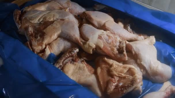 Widok z bliska na skrzynkę pełną zamrożonych kurzej nóżki. Mrożone surowe mięso z kurczaka pokryte lodem. Obrót. 4k wideo — Wideo stockowe