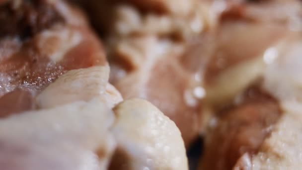 Vista macro de uma caixa cheia de pernas de frango congeladas. Carne de frango crua congelada coberta de gelo. 4k vídeo — Vídeo de Stock