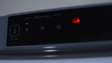 Dondurucunun dokunmatik panelinin elektronik kontrolü. Alarm göstergesi yanıp sönüyor. Modern dondurucu konsepti. 4K video