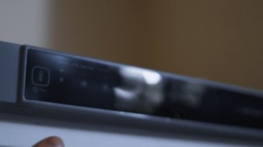 Dondurucunun dokunmatik panelinin elektronik kontrolü. Alarm göstergesi yanıp sönüyor. Sıcaklığı ayarlıyorum. Modern dondurucu konsepti. 4K video