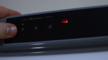 Dondurucunun dokunmatik panelinin elektronik kontrolü. Alarm göstergesi yanıp sönüyor. Sıcaklığı ayarlıyorum. Modern dondurucu konsepti. 4K video