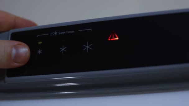 Kontrol elektronik pada panel sentuh freezer. Indikator peringatan berkedip. Menyesuaikan suhu. Konsep freezer modern. Video 4K — Stok Video