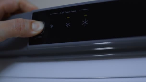 Elektronisk styrning på en pekskärm i en frys. Varningsindikatorn blinkar. Justerar temperaturen. Modernt fryskoncept. 4K-video — Stockvideo