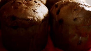 Noel için geleneksel İtalyan hamur işleri ve kurutulmuş meyveler. Milan 'ın tatlı ekmeği Panettone. Yüksek kalite 4k görüntü