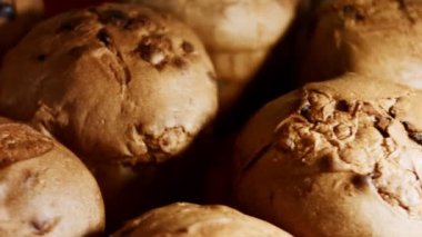 Noel için geleneksel İtalyan hamur işleri ve kurutulmuş meyveler. Milan 'ın tatlı ekmeği Panettone. Yüksek kalite 4k görüntü