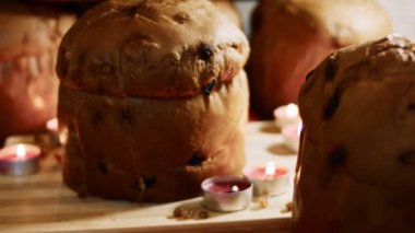 Noel için geleneksel İtalyan hamur işleri ve kurutulmuş meyveler. Milan 'ın tatlı ekmeği Panettone. Kesildikten sonra tahta tahtanın üzerine bir parça panettone bırakılmış. Yüksek kalite 4k görüntü
