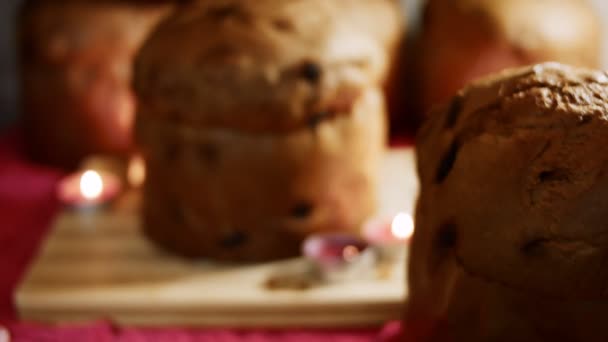 Pasticcini tradizionali italiani per Natale con frutta secca. Dolce pane festivo Panettone di Milano. Una fetta di panettone posata su tavola di legno dopo essere stata tagliata. Filmati 4k di alta qualità — Video Stock