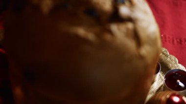 Noel için geleneksel İtalyan hamur işleri ve kurutulmuş meyveler. Milan 'ın tatlı ekmeği Panettone. Süsler, mumlar ve ışıklarla güzel bir Noel atmosferi var. Yüksek kalite 4k görüntü