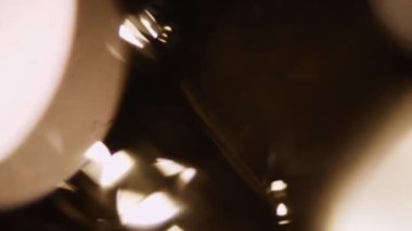 Akşamları dekoratif altın ışıklar parıldıyor, lambaların çelengi, sıcak ışıklar, elektrik ampulleri parlıyor, bayram ya da noel için süslemeler, bulanık odak bokeh. 4K video