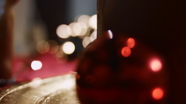 Luzes douradas decorativas brilham à noite, guirlanda de lâmpadas, iluminação quente, lâmpadas elétricas brilhando, decoração para férias ou natal, desfocado fora de foco bokeh. Vídeo 4K — Vídeo de Stock