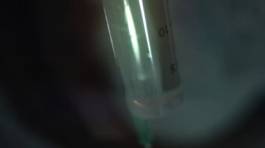 Kompresör solüsyonuna ev yapımı tuzlu solüsyon dökülüyor. Evde kompresör spreyi kullanılarak solunumu. 4K video