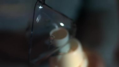 Solunum için nebulizör maskesi. Evde kompresör spreyi kullanılarak solunumu. 4K video