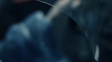 Mühendislerin el ele tutuşmalarının ve GPU Graphic kartlarını yakından analiz etmelerinin makro görüntüsü. Daha iyi bir iş için teknolojiyi geliştiriyorum. 4K video. Sanatsal çekim. Yavaş çekim