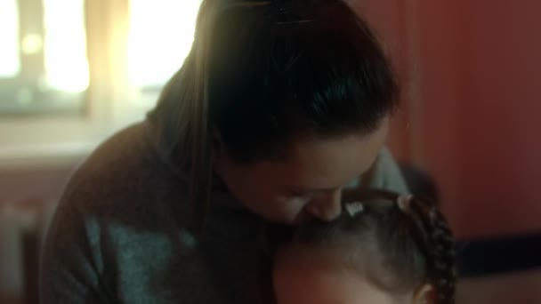 Krásná holčička dělá inhalaci pomocí kompresoru inhalátoru, zatímco sedí na pohovce. 5 let Dívka vdechuje slané výpary s rozprašovací maskou na tváři. Matka pomáhá své dceři k inhalaci — Stock video