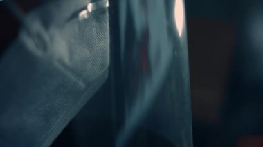 Mühendislerin el ele tutuşmalarının ve GPU Graphic kartlarını yakından analiz etmelerinin makro görüntüsü. Daha iyi bir iş için teknolojiyi geliştiriyorum. 4K video. Sanatsal çekim. Yavaş çekim