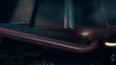 Mühendislerin el ele tutuşmalarının ve GPU Graphic kartlarını yakından analiz etmelerinin makro görüntüsü. Tozlu radyatör ve eski termal macun. 4K video.