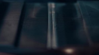 Mühendislerin el ele tutuşmalarının ve GPU Graphic kartlarını yakından analiz etmelerinin makro görüntüsü. Tozlu radyatör ve eski termal macun. 4K video.