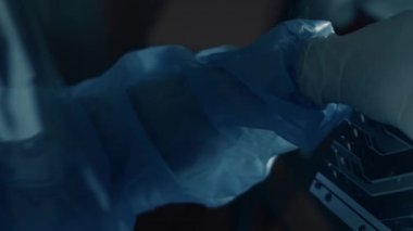 Kadın mühendislerin el ele tutuşmalarının ve GPU Graphic kartlarını yakından analiz etmelerinin makro görüntüsü. Daha iyi bir iş için teknolojiyi geliştiriyorum. 4K video. Yavaş çekimde. Sanatsal çekim