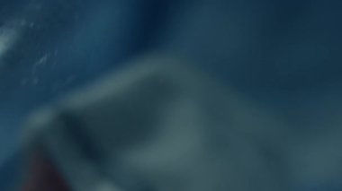 Kadın mühendislerin el ele tutuşmalarının ve GPU Graphic kartlarını yakından analiz etmelerinin makro görüntüsü. Daha iyi bir iş için teknolojiyi geliştiriyorum. 4K video. Yavaş çekimde. Sanatsal çekim