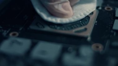 GPU Grafik Kartı. Çipin kirini elle temizleyen teknisyenlerin makro görüntüsü. 4K video.