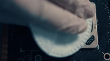 GPU Grafik Kartı. Çipin kirini elle temizleyen teknisyenlerin makro görüntüsü. 4K video. Üst görünüm