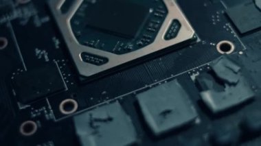 GPU Grafik Kartı. Çipin kirini elle temizleyen teknisyenlerin makro görüntüsü. 4K video. Sanatsal çekim