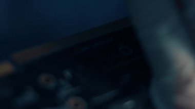 GPU Grafik Kartı. Çipin kirini elle temizleyen teknisyenlerin makro görüntüsü. 4K video. Üst görünüm
