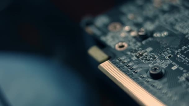 Vista macro di una scheda grafica GPU. Dettagli della scheda grafica GPU. PCI slot X16. Video 4K. Rallentamento — Video Stock