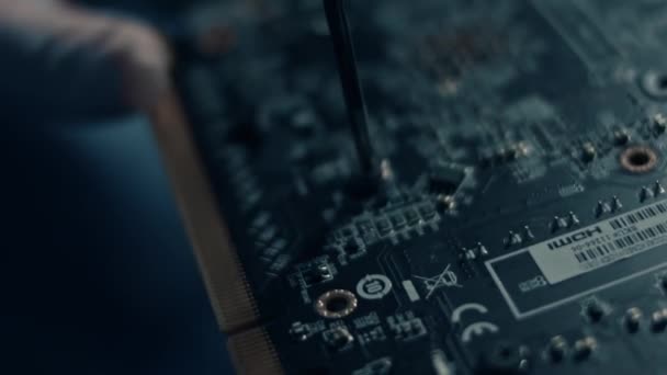 Makro widok inżynierów ręcznie wkręcając śrubę śrubokrętem na karcie graficznej GPU. Wideo 4K — Wideo stockowe