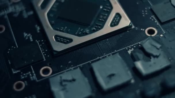 Carte graphique GPU. Vue macro des techniciens nettoyant à la main la saleté de la puce. Vidéo 4K. Tournage artistique — Video